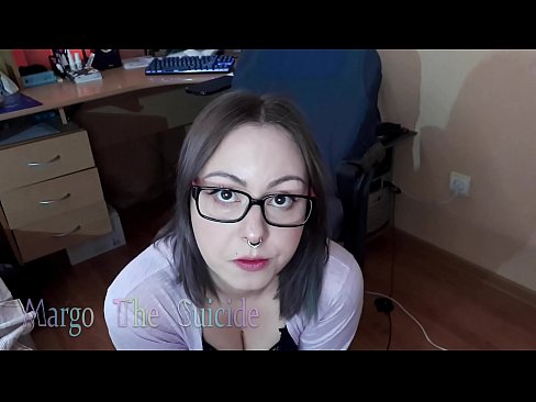 ❤️ Moza sexy con lentes chupa un consolador profundamente ante a cámara ☑ Só porno en nós ﹏