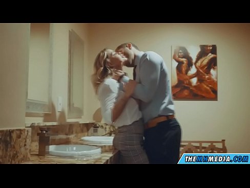 ❤️ Cando unha loura tetona seduce nun baño público ☑ Só porno en nós ﹏
